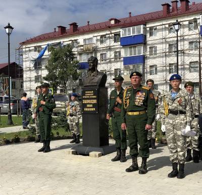 Памятник герою-танкисту Ивану Закомолдину открыли в Аниве