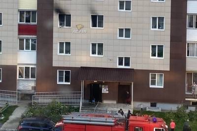 Троим новосибирцам понадобилась помощь спасателей во время пожара
