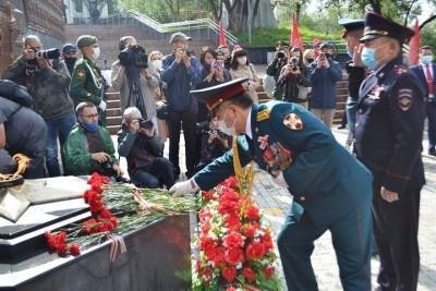 Росгвардейцы Бурятии возложили венки к мемориалам в память о погибших коллегах