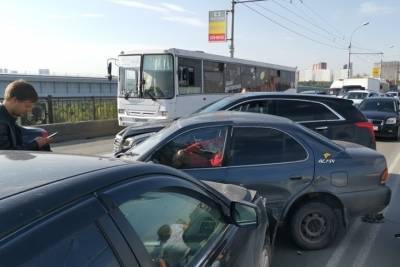 Тройное ДТП в Новосибирске парализовало движение на Октябрьском мосту