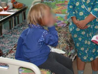 «Опрятно одетые, не испуганные»: Детский омбудсмен навестила ребятишек из Бурятии, чьей сестре отрубил пальцы родной дядя