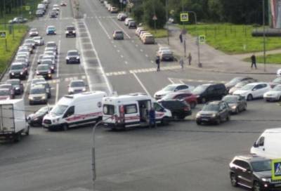 В Петербурге на перекрестке произошло ДТП с участием машины скорой помощи