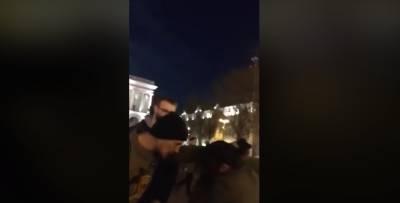 Ветеран АТО избил ромов на Майдане: кадры с места событий