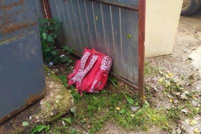 Не хочу учиться: в Костроме появились необычные находки… школьные рюкзаки с учебниками