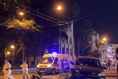 В Харькове Porsche Cayenne протаранил клумбу и проехал на ней несколько метров: фото и видео масштабной аварии