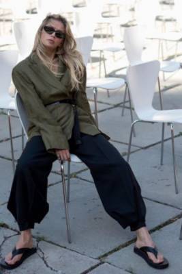 Вера Брежнева в пиджаке и вьетнамках рассказала о долгожданном отдыхе