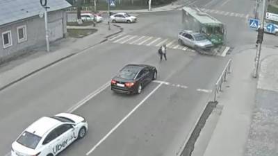 Троллейбус выбил с дороги кроссовер в Новосибирске