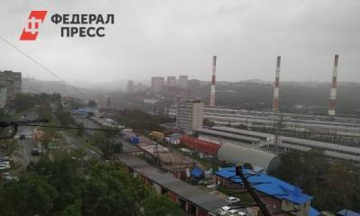Во Владивостоке ураган сдувает билборды, деревья и плавучие доки