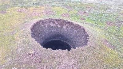 Портал в ад: в ямальской тундре нашли очередную черную воронку