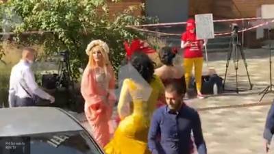 Трансвеститы в платьях приехали на суд по делу Ефремова