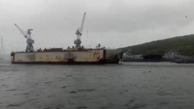 Сорванный ветром плавучий док протаранил несколько кораблей во Владивостоке
