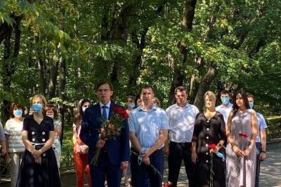 В Железноводске возложили цветы к мемориалу «Вечный огонь»