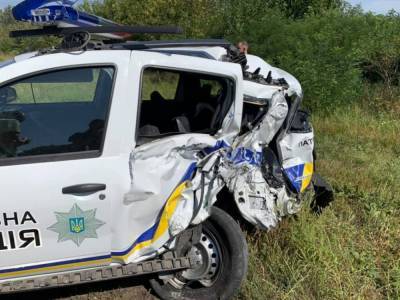 В Киевской области фура на большой скорости влетела в патрульное авто