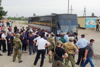 Группа из 400 граждан Азербайджана покинула Россию на границе в Дагестане