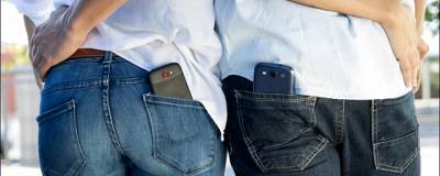 Врач прокомментировал опасность ношения мобильного телефона в кармане