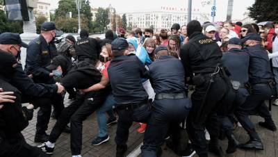 Белорусских телеведущих Кохно и Дудинского задержали на акции протеста