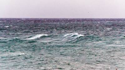 На Дальнем Востоке сорванный ураганом плавучий док врезался в причал