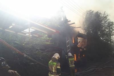 В Астрахани подожгли нежилое здание, но огонь перекинулся на жилые дома