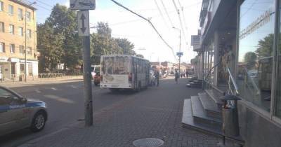 На Черняховского при столкновении автобуса и легковушки пострадали две женщины (фото)