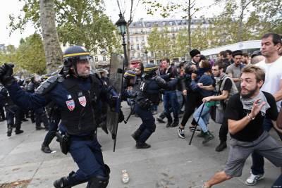 Произвол и безнаказанность, о которых молчат — журналист провел инсайдерское расследование в полиции Франции