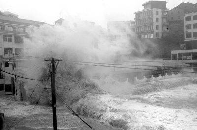 Во Владивостоке тайфун снес плавучий док на военные корабли