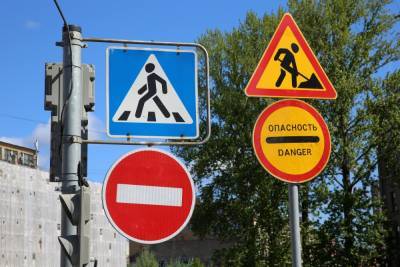 В Петербурге предлагают за рекламу на дорожных знаках ввести уголовную ответственность