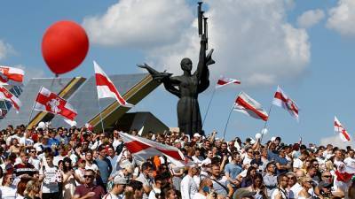 Что россияне думают о протестах в Белоруссии, в Хабаровске и об отравлении Навального