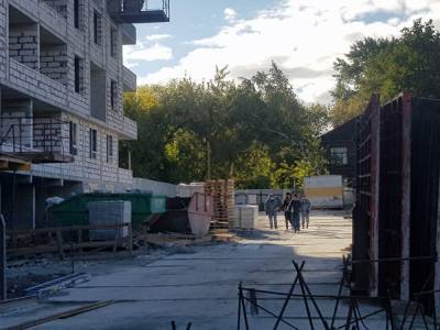 В Екатеринбурге ФСБ устроила рейд на стройке дома, где был пожар с погибшими