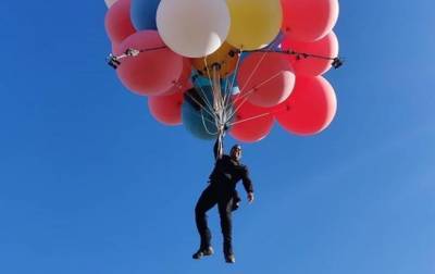 Иллюзионист поднялся в небо на воздушных шарах