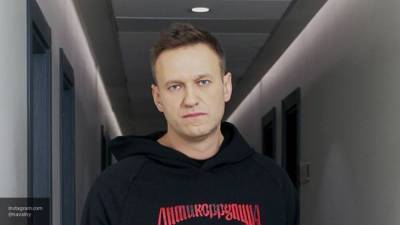 Рассмотрение иска Дерипаски к Навальному приостановили в суде