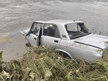 В Башкирии оставшийся у обрыва реки автомобиль скатился в воду и уплыл