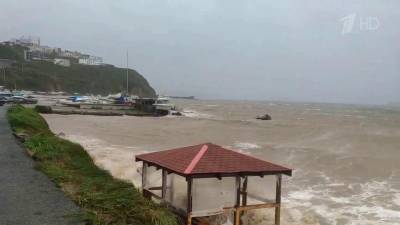 Разрушительный ураган бушует в Приморье