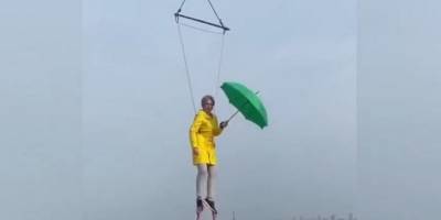 В Киеве снимают Верещук, летающую с зеленым зонтиком