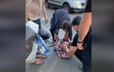 В Киеве женщина несла младенца в закрытой сумке