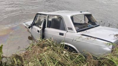 В Башкирии из реки вытащили утонувшую машину