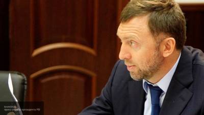 Суд приостановил рассмотрение дела Дерипаски против Навального