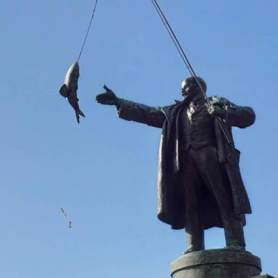 В Петербурге памятнику Ленину "вернули" исторический вид