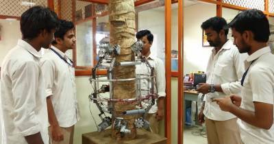 Работники древней профессии в Индии заменены роботом