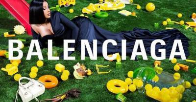 Карди Би стала новым лицом Balenciaga — теперь ее фото висит на Лувре
