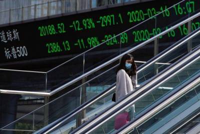 Китайские акции снизились вслед за компаниями потребсектора