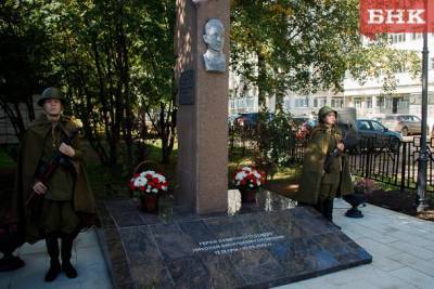 В Сыктывкаре после реконструкции открылась памятная стела Герою Советского Союза Николаю Оплеснину