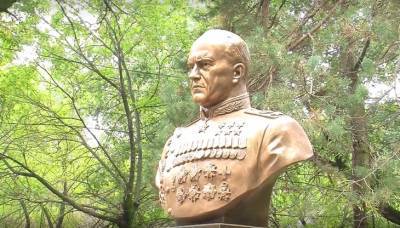 Уникальный памятник полководцу Георгию Жукову открыли в Хабаровске