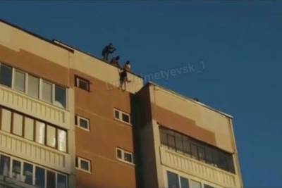 В Татарстане свисающие с крыши высотки подростки попали на видео