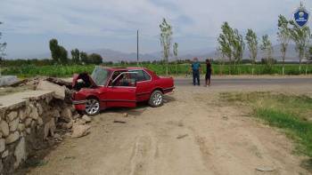 В Наманганской области автомобиль врезался в бетонное ограждение: погибли пассажир и его 3-летняя дочь
