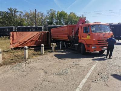 На железнодорожном переезде в Липецкой области локомотив зацепил грузовик