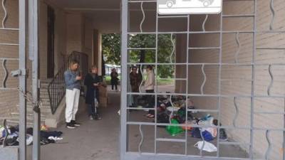 В школе у Новой Голландии выставили на улицу забытую обувь учеников