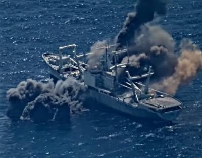 В Тихом океане потопили списанный американский десантный корабль (ВИДЕО)