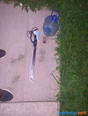 18-летнего жителя Дальнего, напавшего на соседей с мачете, подозревают в покушении на убийство
