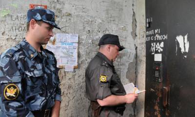 В Петрозаводске полицейские несколько часов стояли под дверью квартиры, в которой мужчина стрелял в женщину