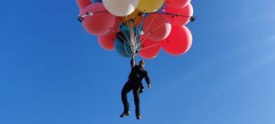 Дэвид Блейн пролетел над пустыней на связке воздушных шаров
